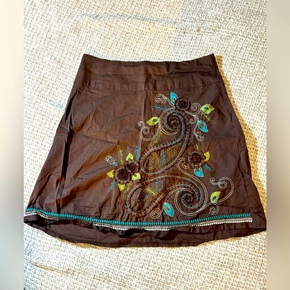 Juniors Brown w/flower design skirt! Good condition